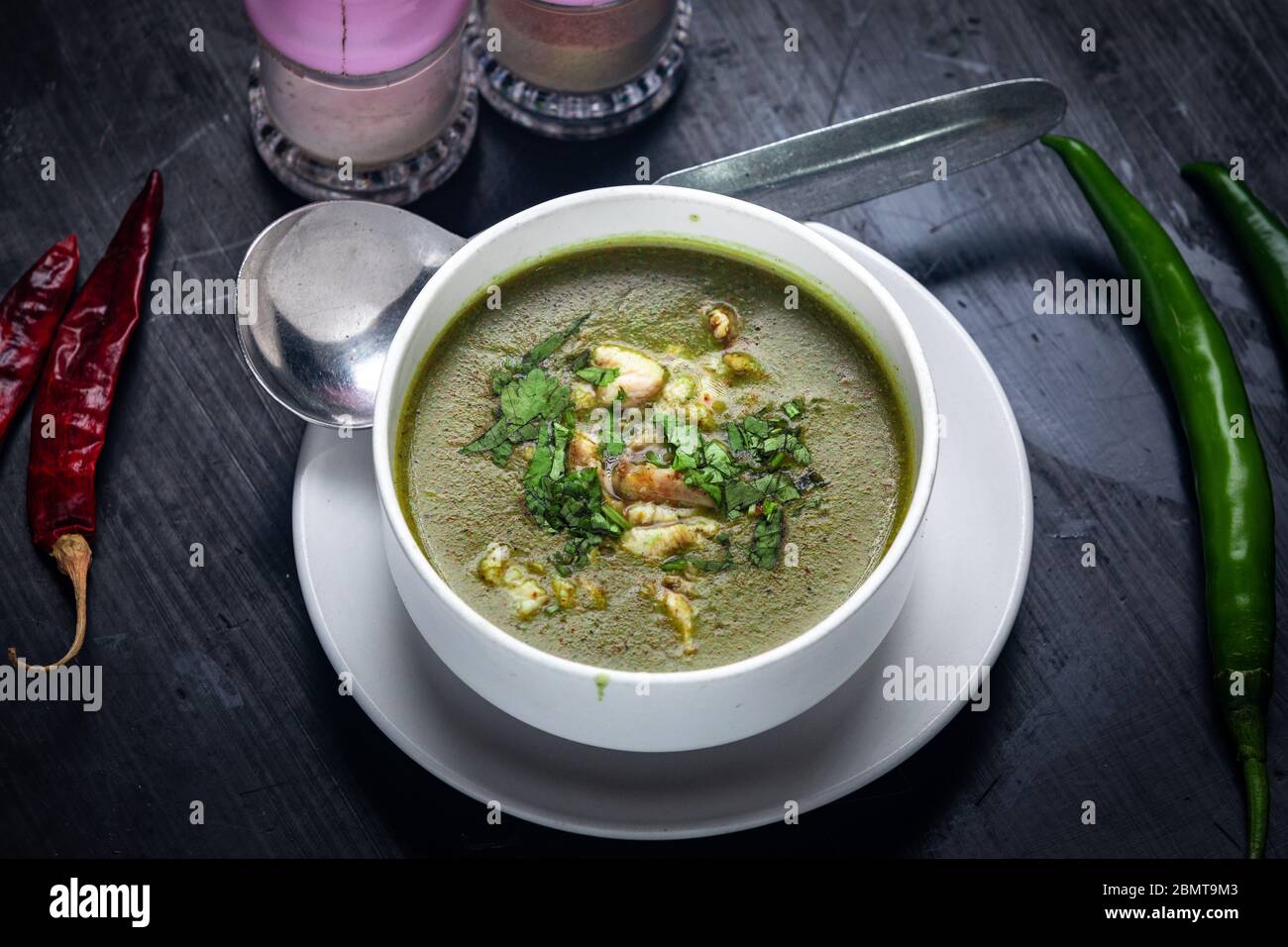 Sopa en la mesa Foto de stock