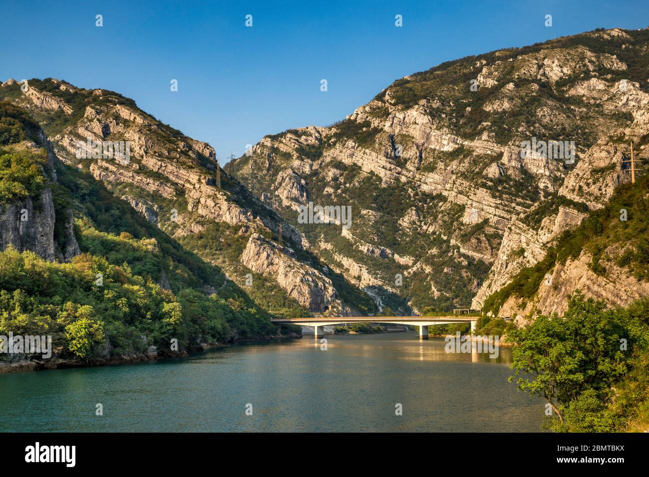Macizo de Prenj sobre el lago de Grabovica, cañón del río Neretva, puente de la autopista, Alpes Dináricos, Cantón Herzegovina-Neretva, Bosnia y Herzegovina Foto de stock