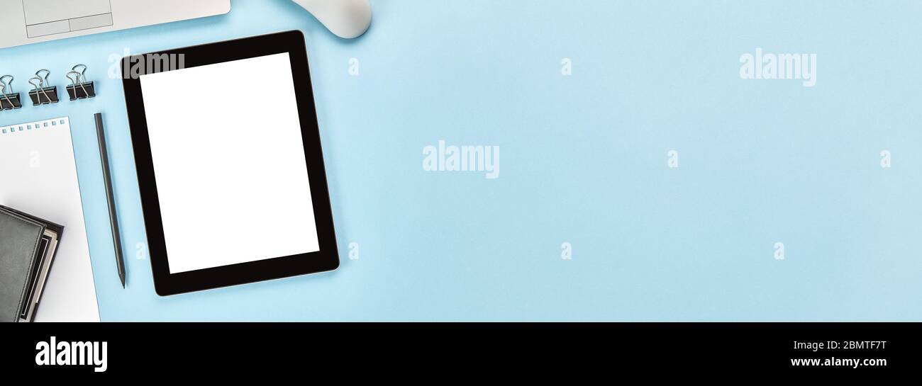 Imagen de copia de un Tablet PC digital con pantalla blanca en blanco sobre fondo de banner web del espacio de copia azul. Disposición plana Foto de stock