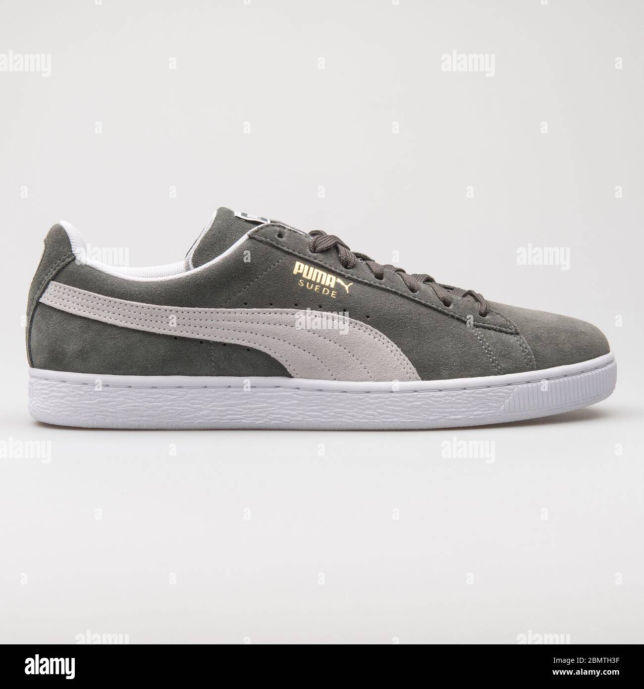 Zapatos puma classic fotografías e imágenes de alta resolución - Alamy