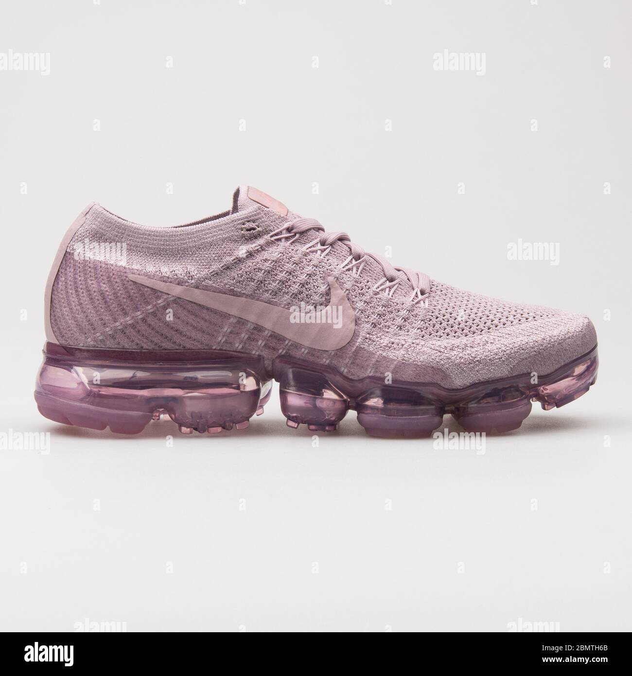 VIENA, - 12 DE ENERO 2018: Nike Air Vapormax Flyknit sneakers color púrpura sobre fondo blanco Fotografía de stock - Alamy