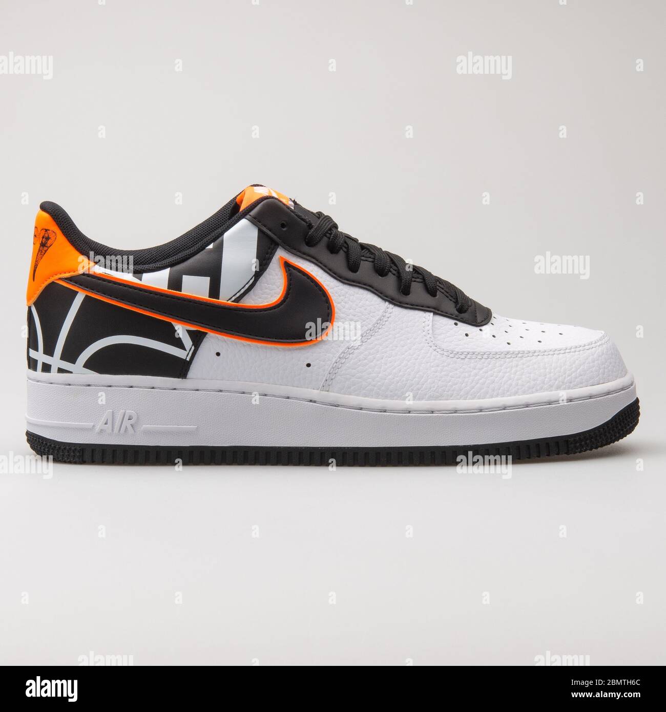 VIENA, AUSTRIA - 12 ENERO de 2018: Nike Air Force 1 07 LV8 blancas, negras y naranjas sobre fondo Fotografía de stock - Alamy