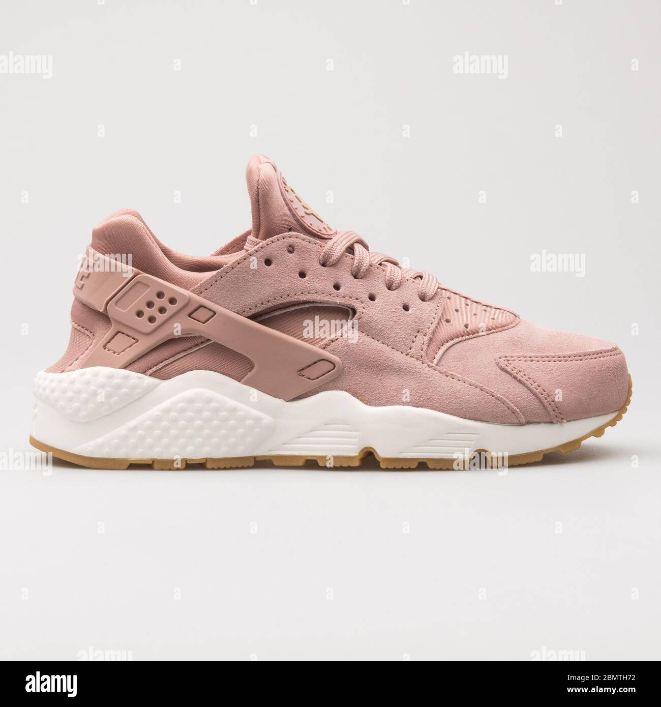 VIENA, AUSTRIA - 12 DE ENERO de 2018: Nike Air Huarache Run SD sneakers en  color rosa sobre fondo blanco Fotografía de stock - Alamy