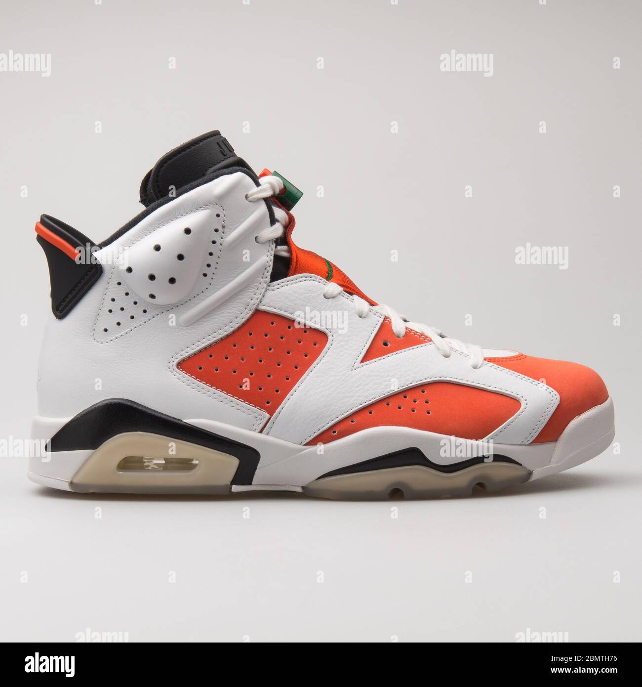 Hecho para recordar Guiño Manga VIENA, AUSTRIA - 12 DE ENERO de 2018: Nike Air Jordan 6 Zapatillas retro  blancas, naranjas y negras sobre fondo blanco Fotografía de stock - Alamy