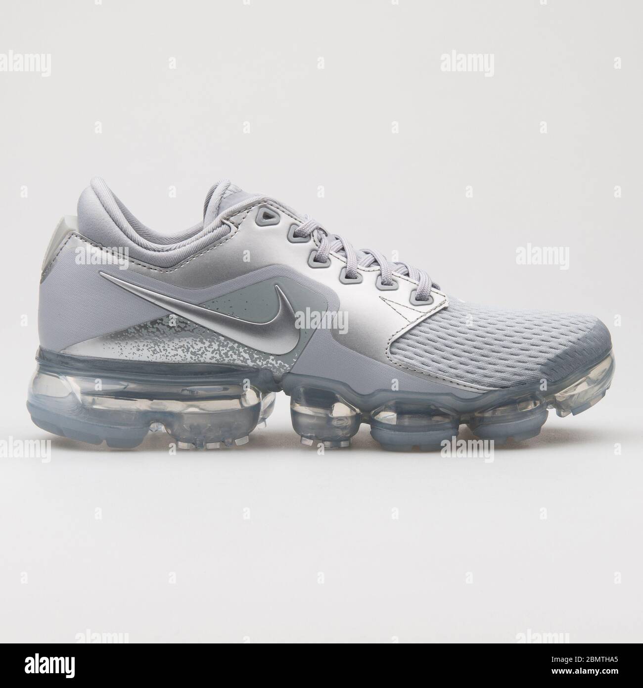 VIENA, AUSTRIA - 12 DE de 2018: Nike Air Vapormax gris y plata metálica sobre fondo blanco Fotografía de stock - Alamy