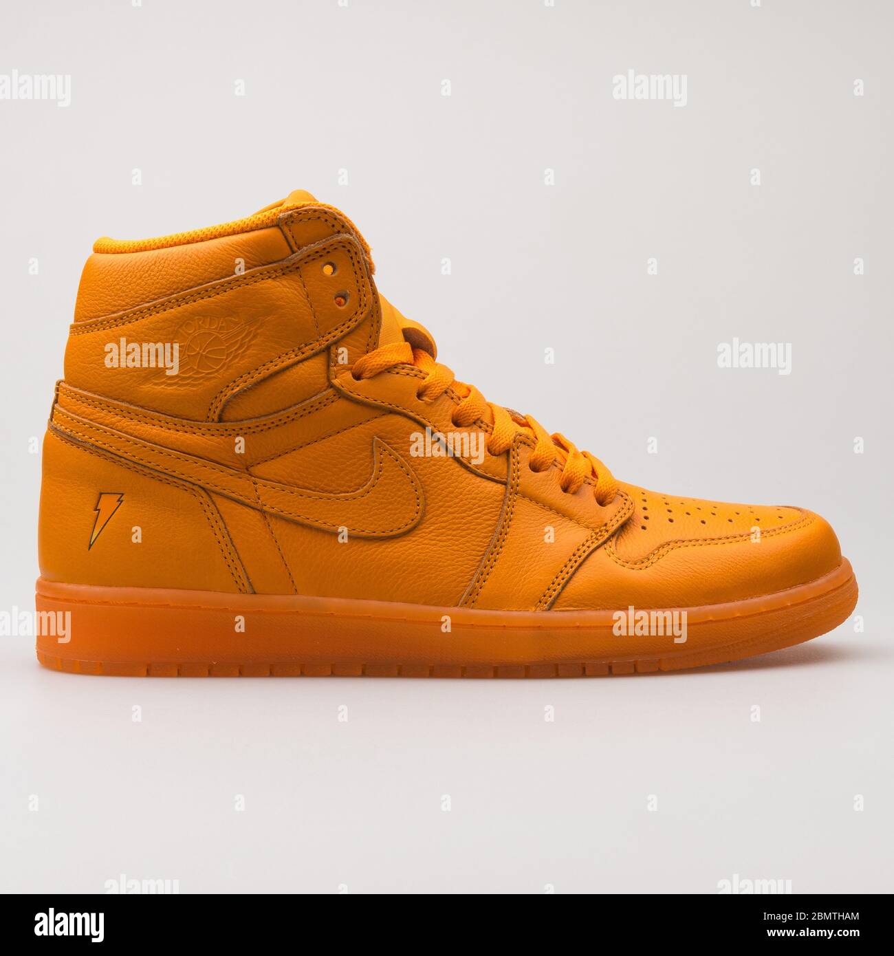 VIENA, AUSTRIA - 12 DE ENERO de 2018: Nike Air Jordan 1 Retro High OG G8RD sneakers en color sobre fondo blanco Fotografía stock - Alamy