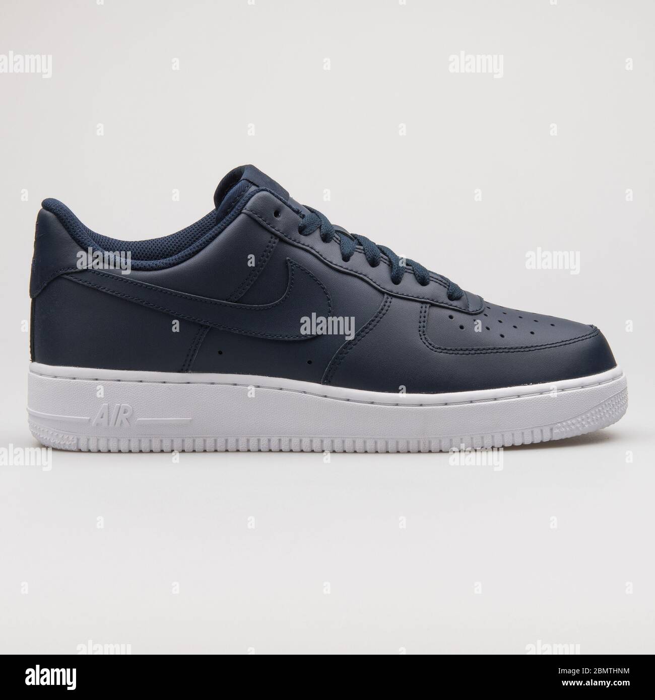 VIENA, AUSTRIA - 14 DE FEBRERO de 2018: Nike Air Force 1 07 obsidiana y  blancas sneakers sobre fondo blanco Fotografía de stock - Alamy