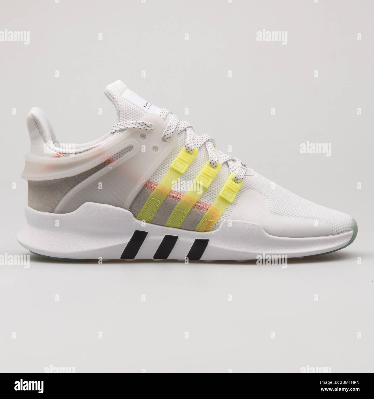 VIENA, AUSTRIA - 14 FEBRERO de 2018: Adidas EQT apoyo sneakers sobre fondo blanco Fotografía de stock - Alamy