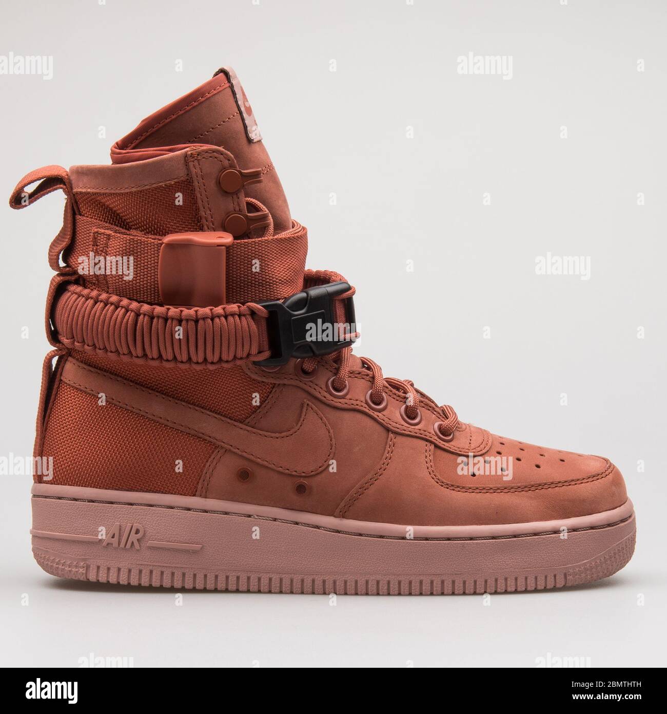 VIENA, AUSTRIA - 14 DE FEBRERO de 2018: Nike SF Air Force 1 sneakers de  melocotón polvoriento sobre fondo blanco Fotografía de stock - Alamy