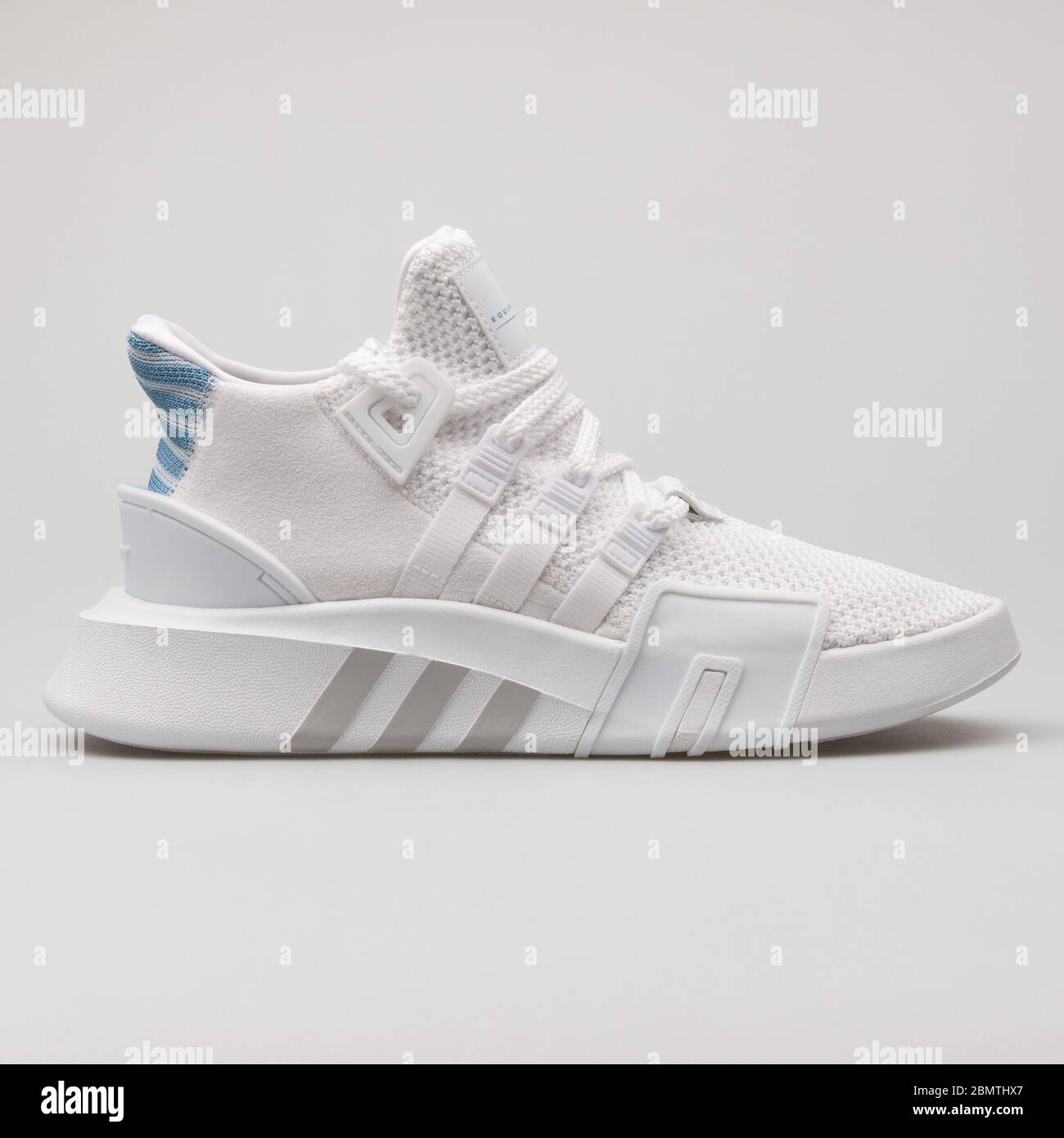 VIENA, AUSTRIA - 14 DE FEBRERO de 2018: Adidas EQT bask ADV blanco sneakers  sobre fondo blanco Fotografía de stock - Alamy