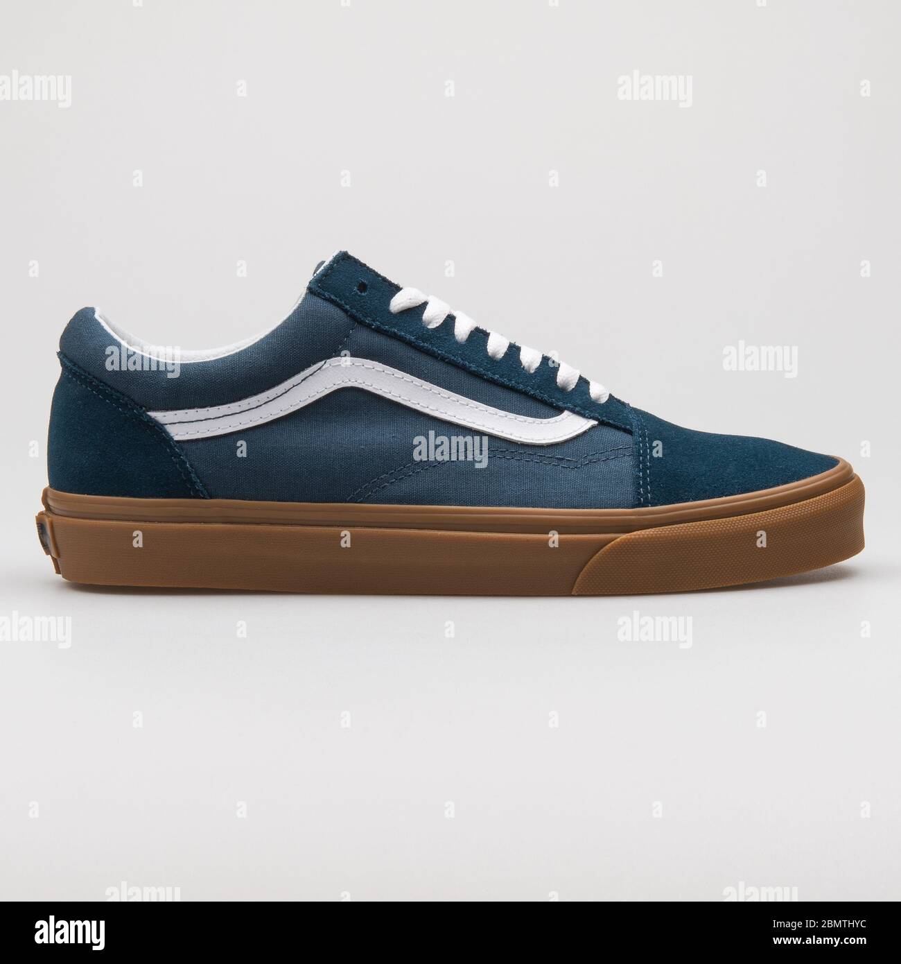 En todo el mundo claramente Motivar VIENA, AUSTRIA - 14 DE FEBRERO de 2018: Vans Old Skool refleja las sneakers  azules y marrones sobre fondo blanco Fotografía de stock - Alamy