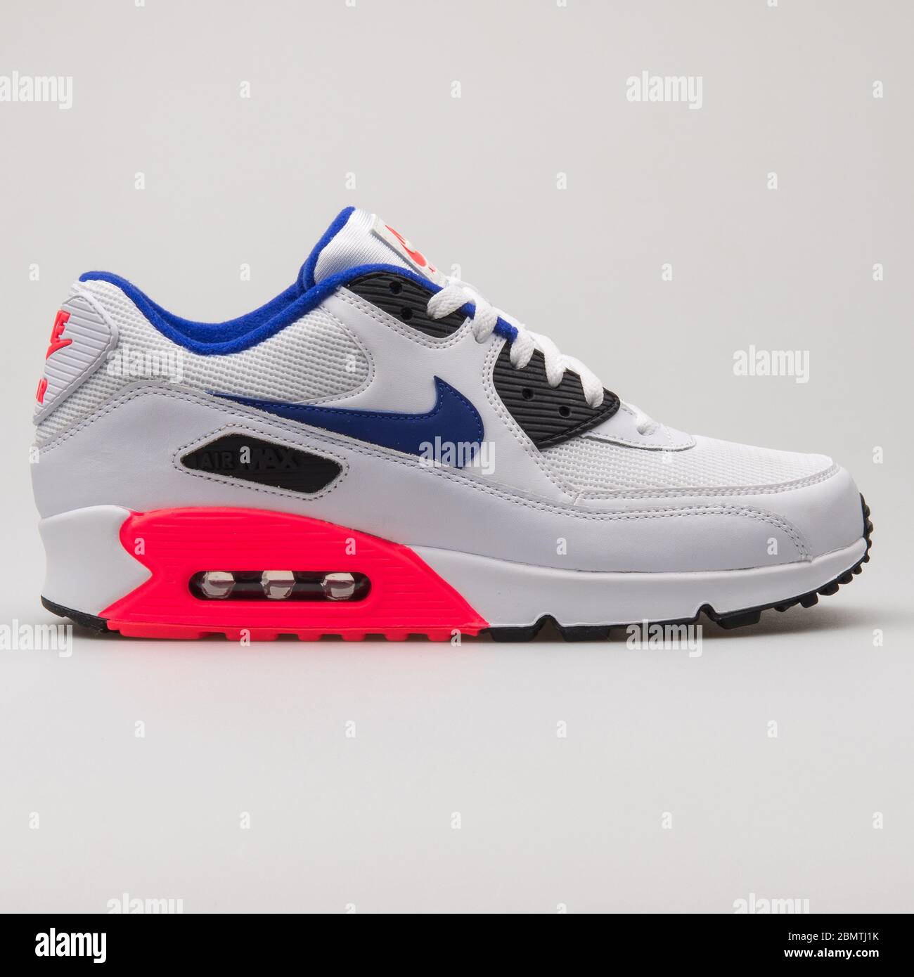 White Nike Air Max Trainers Sneakers Kicks Fotos e Imágenes de stock -  Página 9 - Alamy