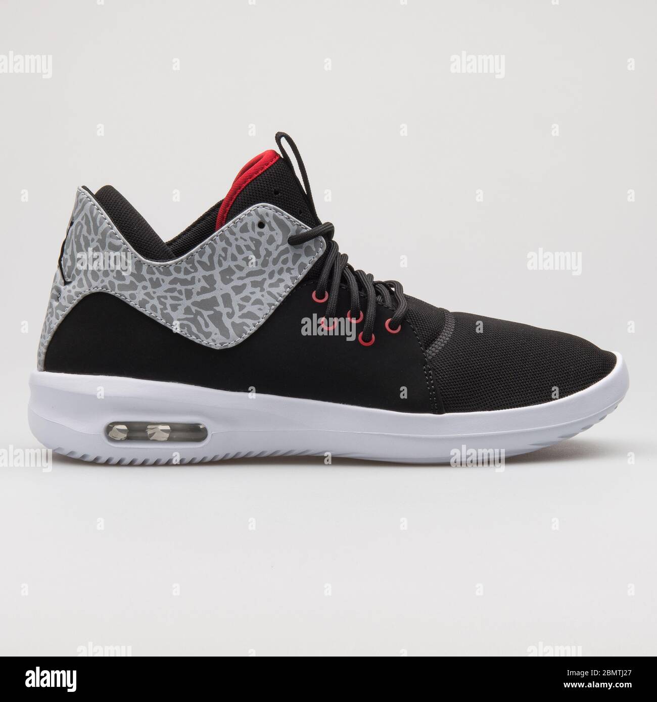 AUSTRIA - 14 DE FEBRERO de 2018: Zapatillas Nike Air First Class en blanco, gris, rojo y negro sobre fondo blanco Fotografía de stock - Alamy