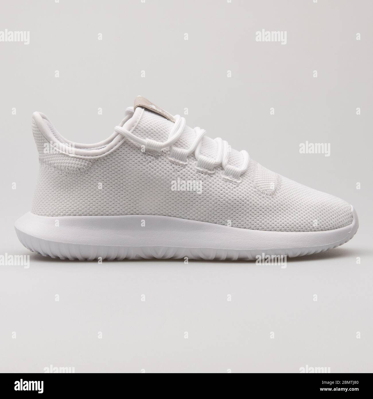 VIENA, AUSTRIA - 14 DE FEBRERO de 2018: Adidas Tubular Shadow blancas  sneakers sobre fondo blanco Fotografía de stock - Alamy