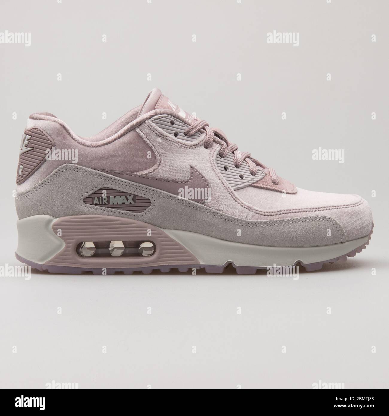 White Nike Air Max Trainers Sneakers Kicks Fotos e Imágenes de stock -  Página 9 - Alamy