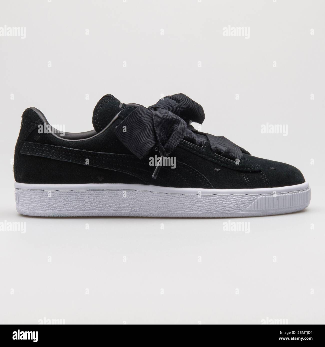 VIENA, AUSTRIA - 14 DE FEBRERO de 2018: Puma Suede corazón Valentine negro  sneaker sobre fondo blanco Fotografía de stock - Alamy