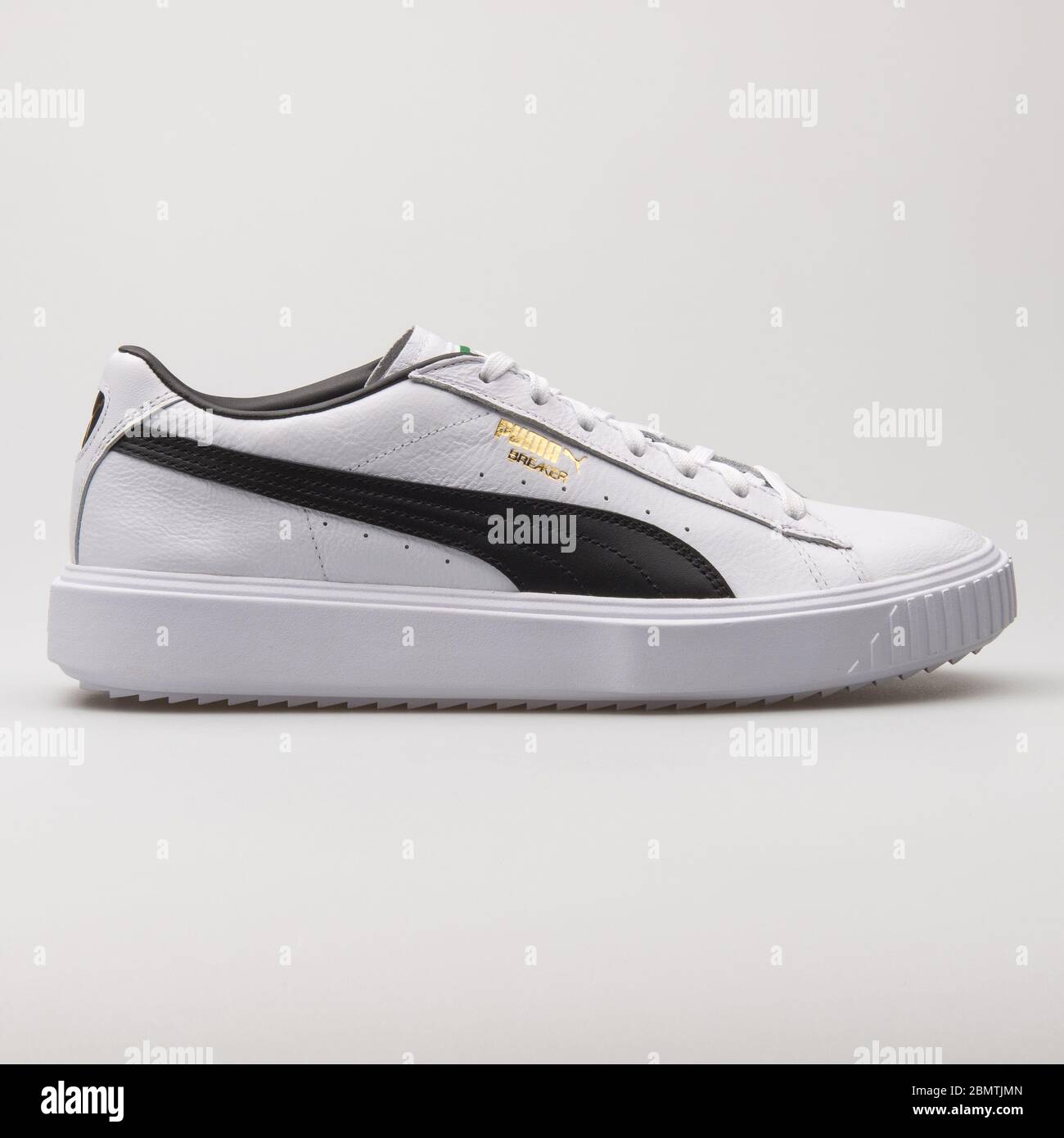 VIENA, AUSTRIA - 19 DE FEBRERO de 2018: Puma Basket Cuero blanco y negro  sobre fondo blanco Fotografía de stock - Alamy