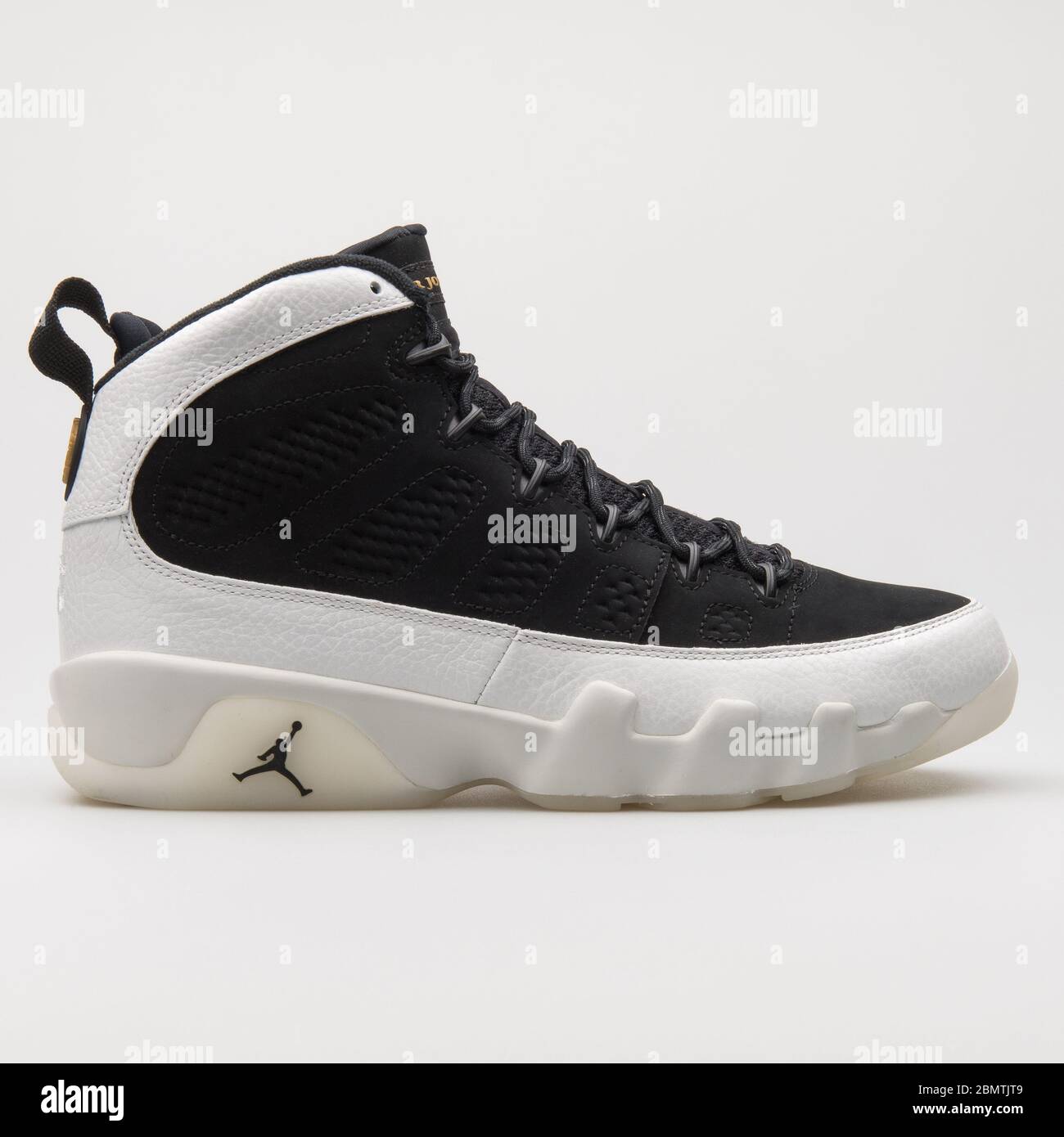VIENA, AUSTRIA - 19 DE FEBRERO de 2018: Nike Air Jordan 9 Retro sneakers en blanco  y negro sobre fondo blanco Fotografía de stock - Alamy