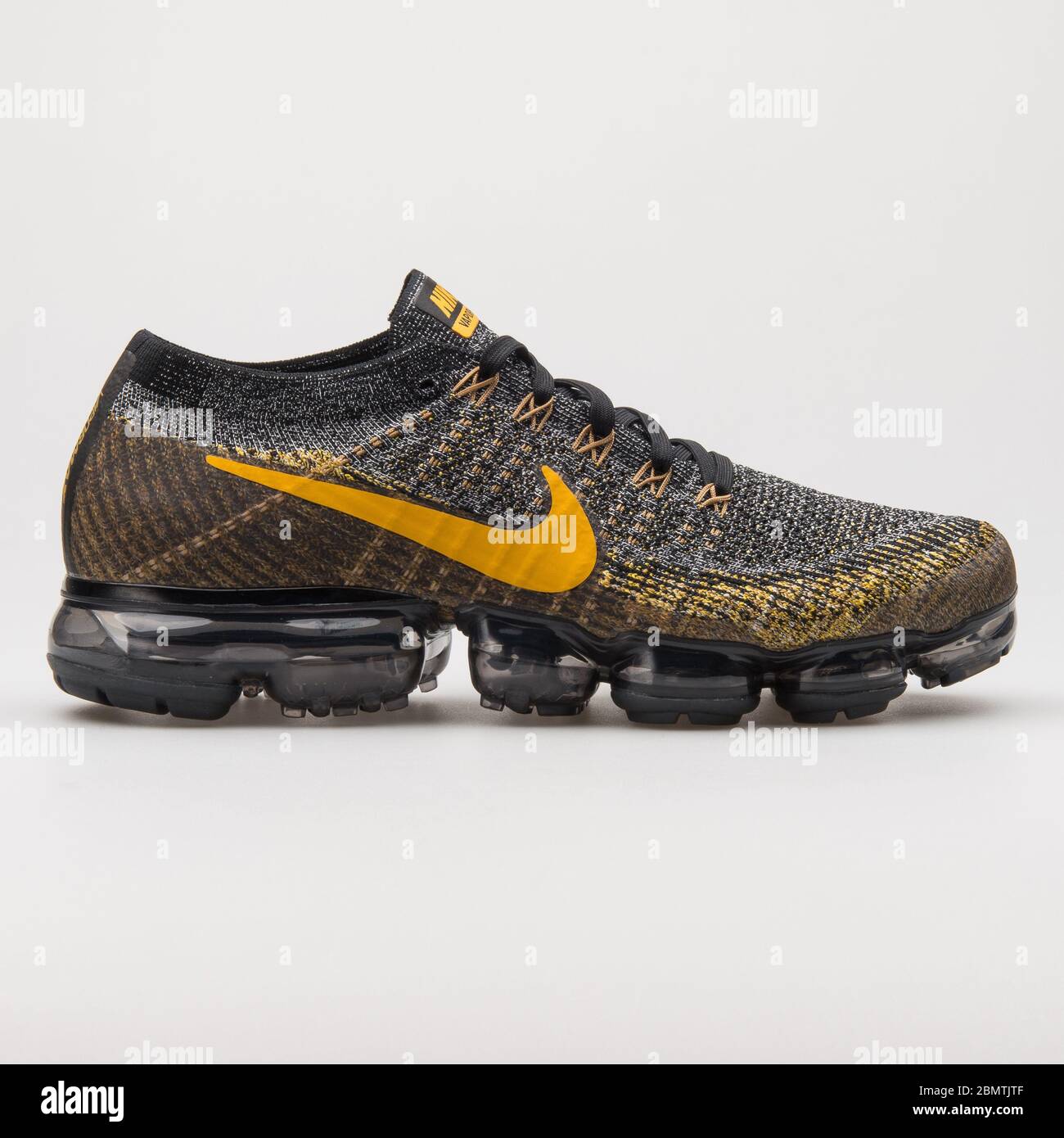 VIENA, AUSTRIA 19 FEBRERO de 2018: Nike Vapormax Flyknit negro, gris y dorado sobre fondo blanco Fotografía de stock -