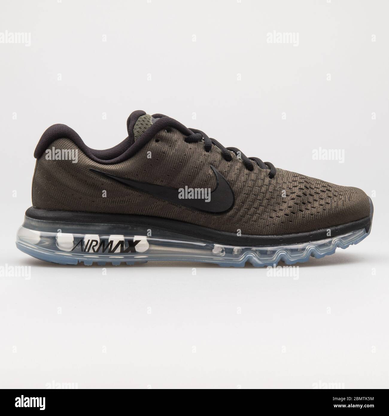 White nike air max trainers sneakers kicks fotografías e imágenes de alta  resolución - Página 9 - Alamy