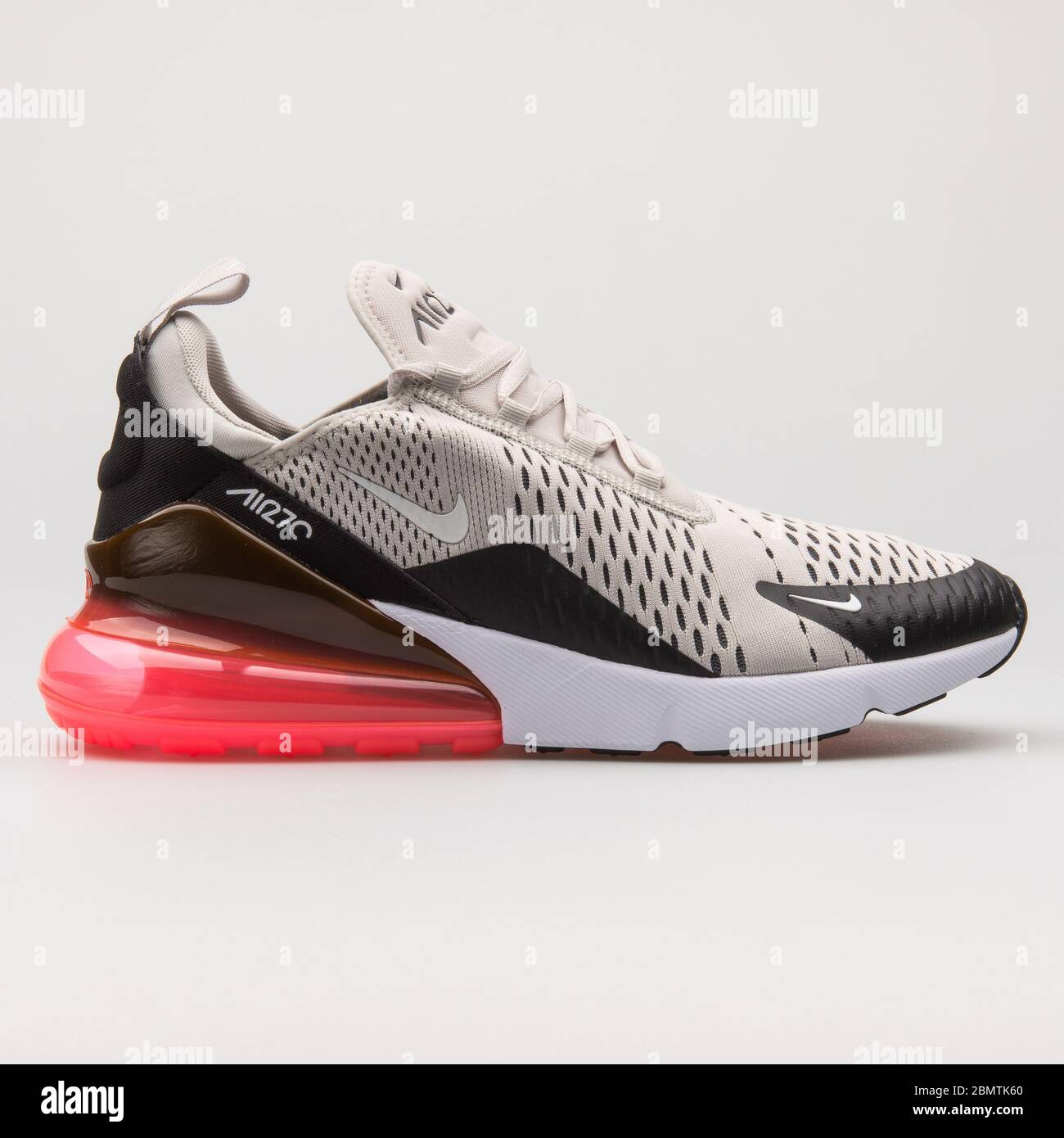 VIENA, AUSTRIA - 19 DE FEBRERO de 2018: Nike Air Max 270 beige, negro y  rojo sobre fondo blanco Fotografía de stock - Alamy