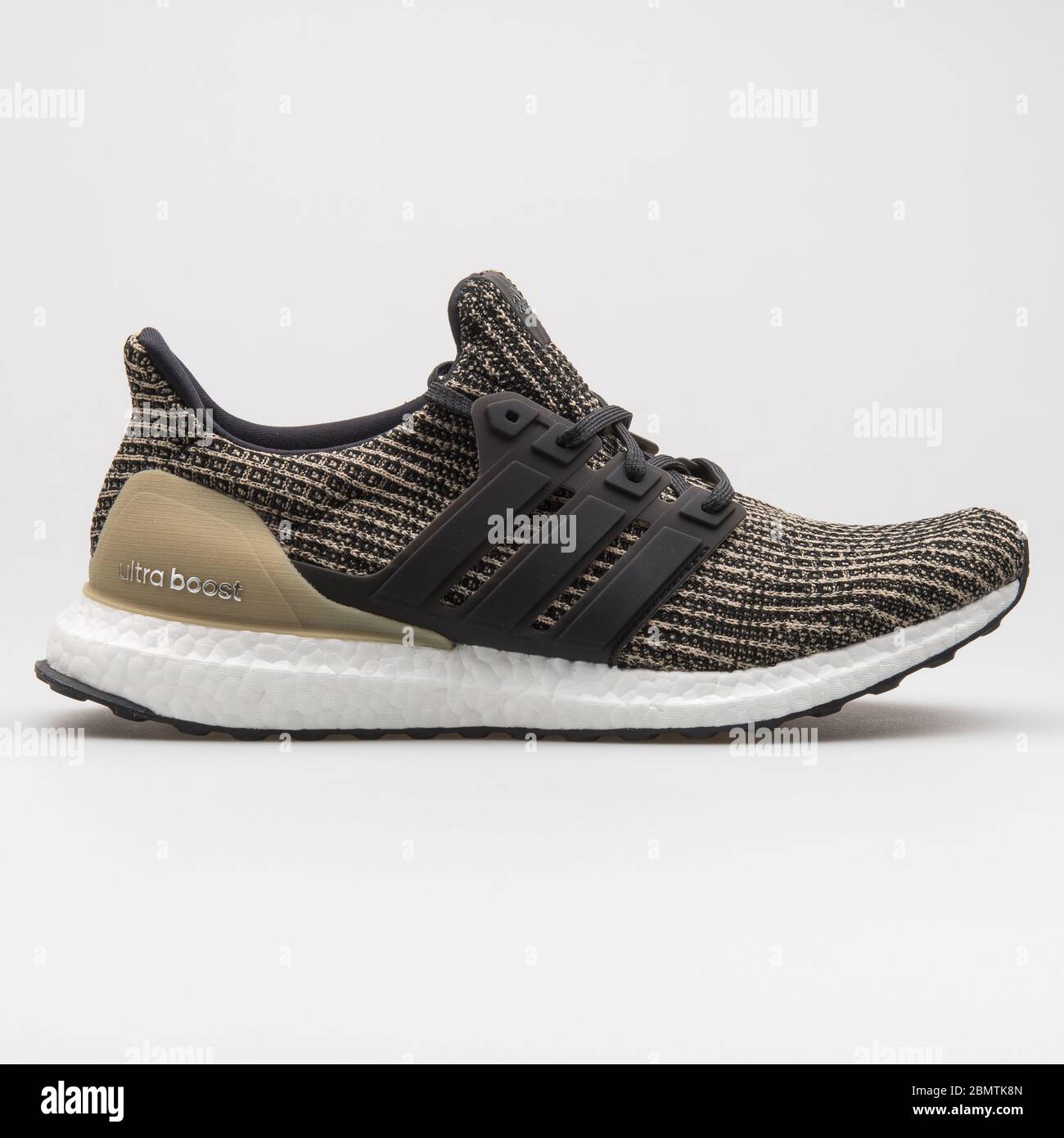 VIENA, AUSTRIA - 19 DE FEBRERO de 2018: Las sneakers adidas Ultra Boost  beige y negro sobre fondo blanco Fotografía de stock - Alamy