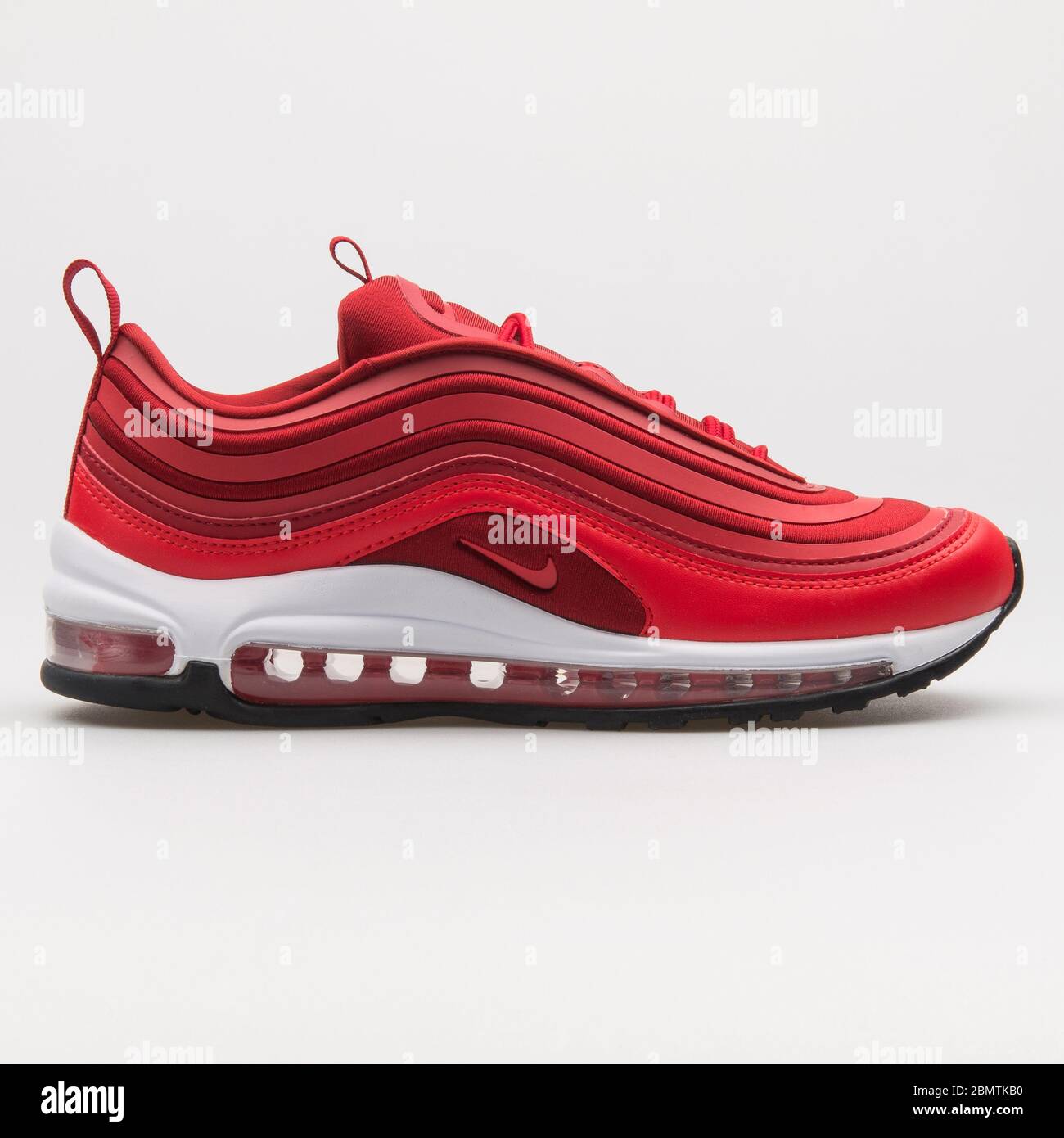 VIENA, AUSTRIA - 19 DE FEBRERO de 2018: Nike Air Max 97 Ultra 17 sneakers  rojas sobre fondo blanco Fotografía de stock - Alamy