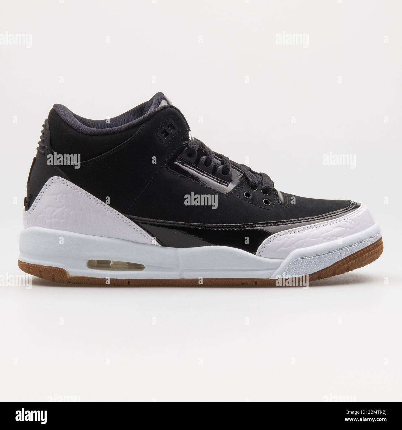 VIENA, AUSTRIA - 19 DE FEBRERO de 2018: Nike Air Jordan 3 Retro negro y  zapatillas de deporte de corbata sobre fondo blanco Fotografía de stock -  Alamy