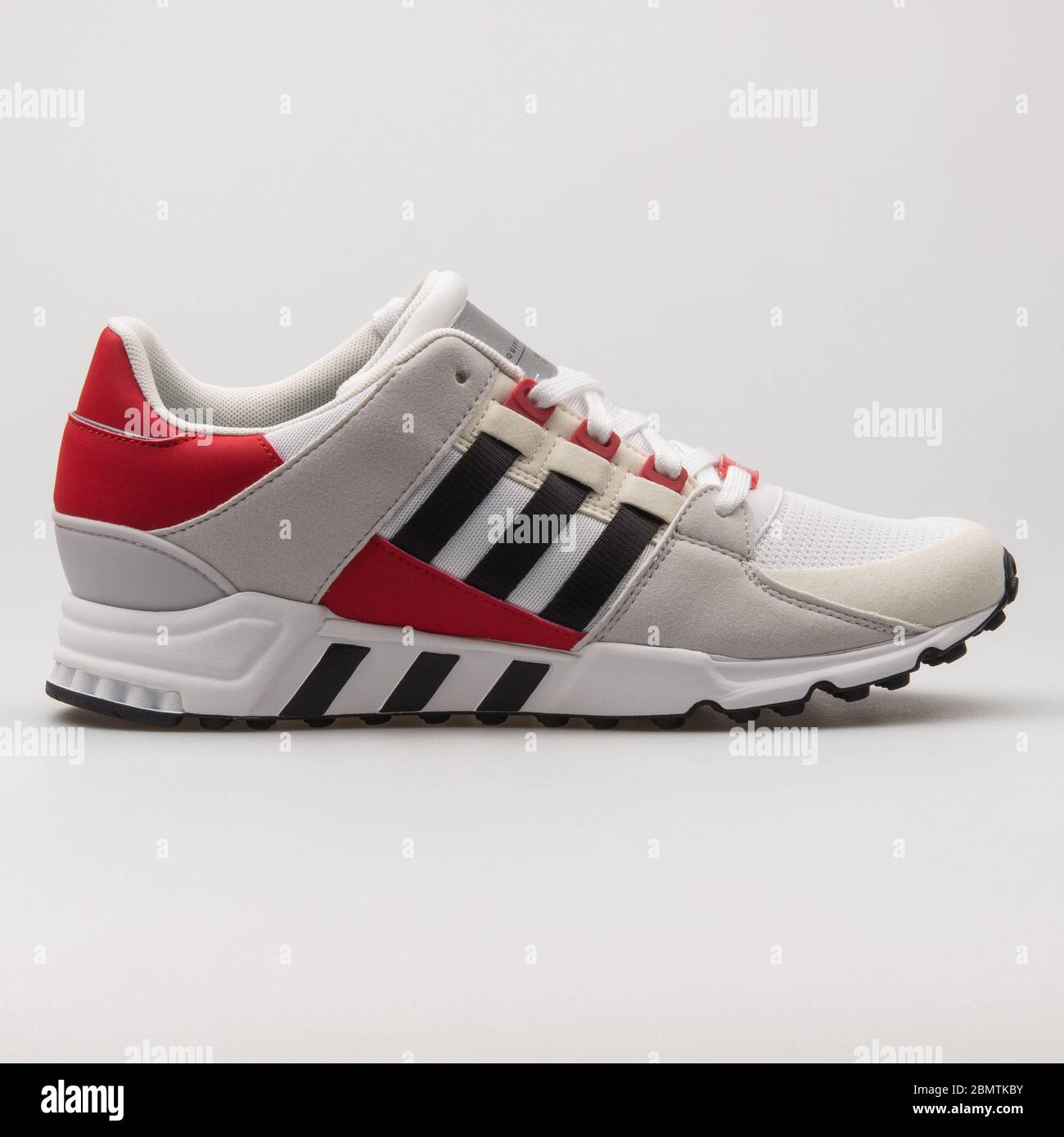 VIENA, AUSTRIA - 19 DE FEBRERO de 2018: Adidas EQT Soporte RF blanco, gris,  rojo y negro sneaker sobre fondo blanco Fotografía de stock - Alamy