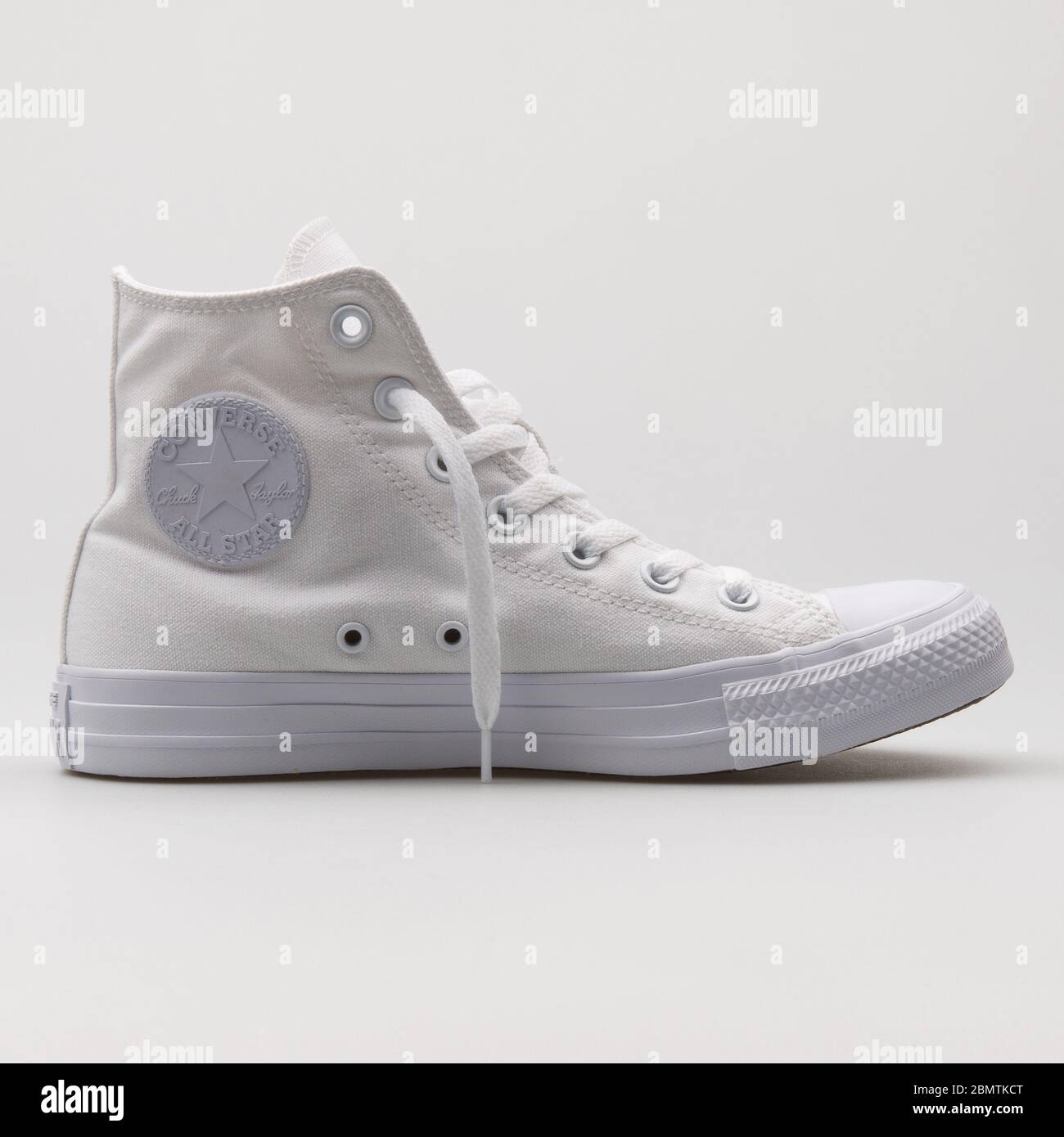 VIENA, AUSTRIA - 19 DE FEBRERO de Converse Chuck Taylor All SP sneakers de color blanco sobre fondo blanco Fotografía de stock - Alamy