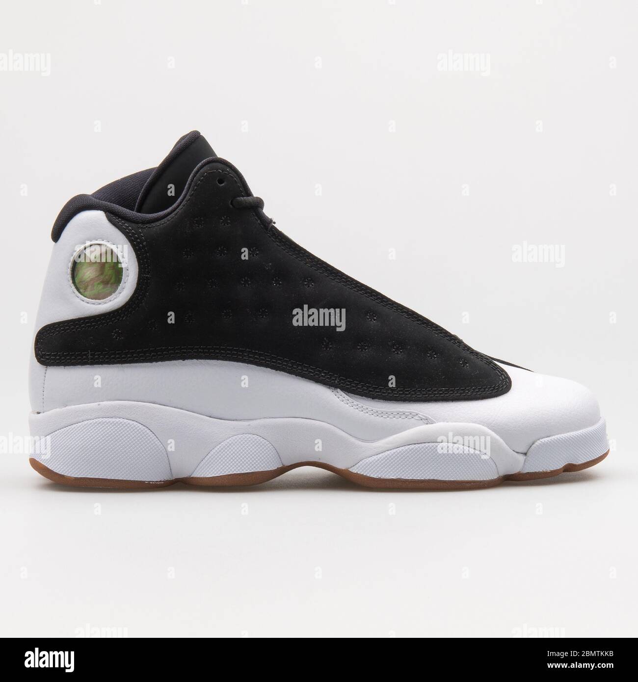 VIENA, AUSTRIA - 19 DE FEBRERO de 2018: Nike Air Jordan 13 Retro blanco y  negro sobre fondo blanco Fotografía de stock - Alamy