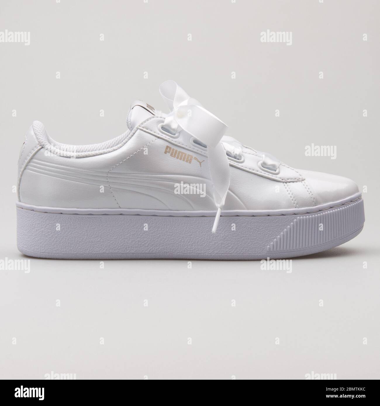 Historiador Extra sonido VIENA, AUSTRIA - 19 DE FEBRERO de 2018: Puma vikky Platform Ribbon blanco  sneaker sobre fondo blanco Fotografía de stock - Alamy