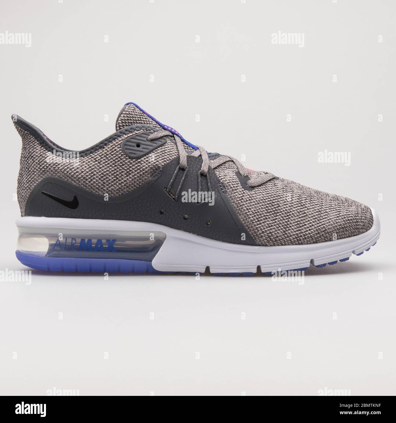 VIENA, AUSTRIA - 19 DE de 2018: Nike Air Max Sequent 3 sneakers grises, negras y azules sobre fondo blanco Fotografía de - Alamy