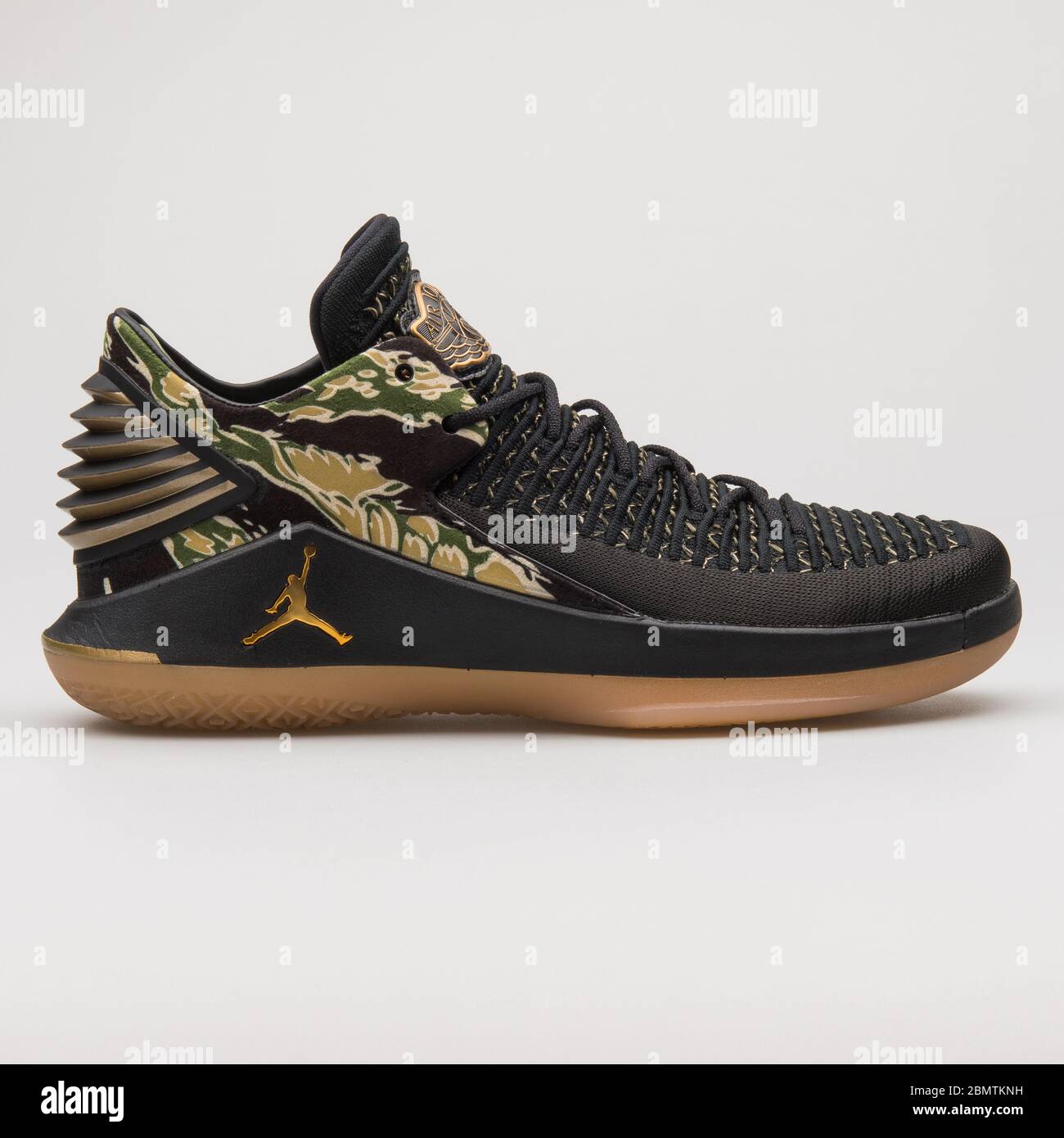VIENA, AUSTRIA - 19 DE FEBRERO de 2018: Nike Air Jordan 32 Zapatillas bajas  en negro, oro, verde y amarillo sobre fondo blanco Fotografía de stock -  Alamy