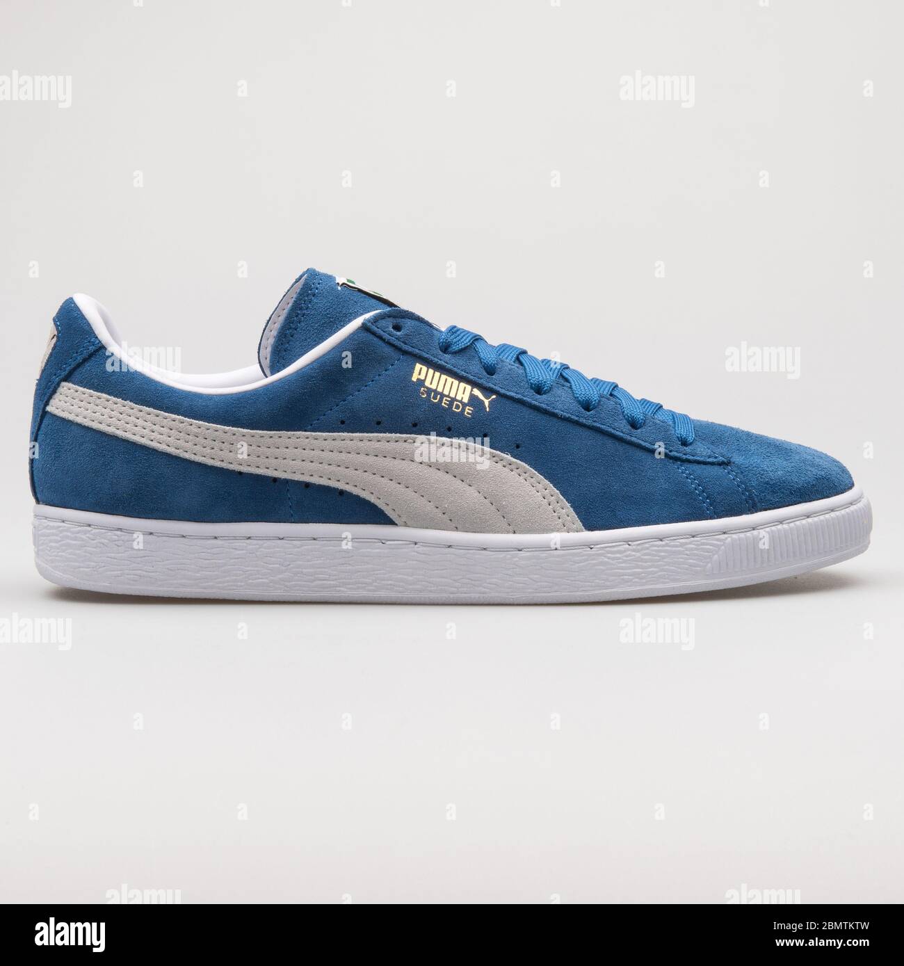 Zapatos puma classic fotografías e imágenes de alta resolución - Alamy