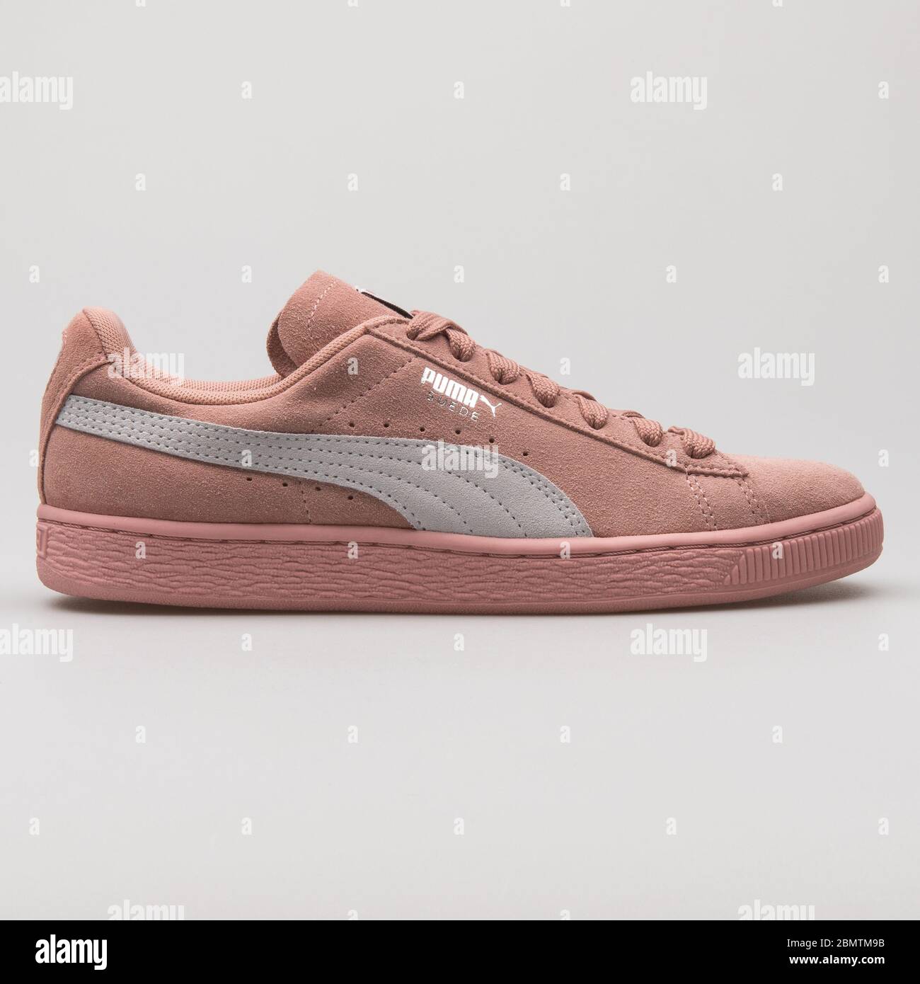 Zapatos puma classic fotografías e imágenes de alta resolución - Alamy