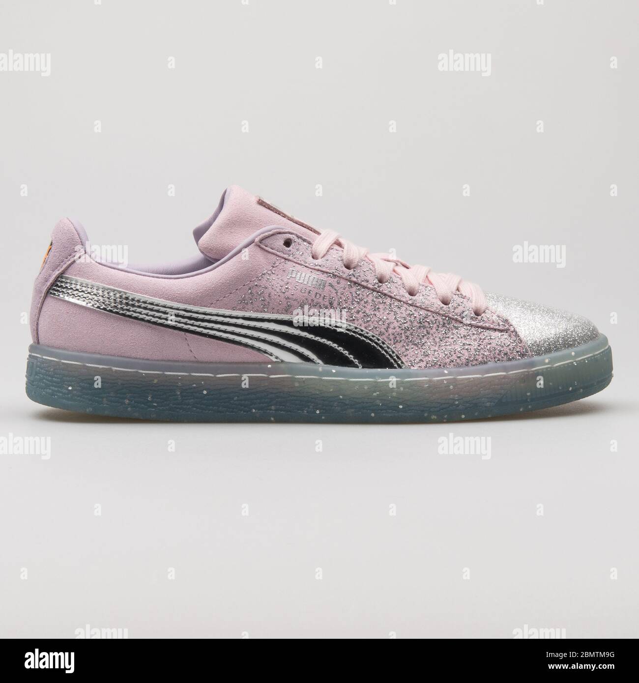 VIENA AUSTRIA 19 DE FEBRERO de 2018 Puma Suede glitter