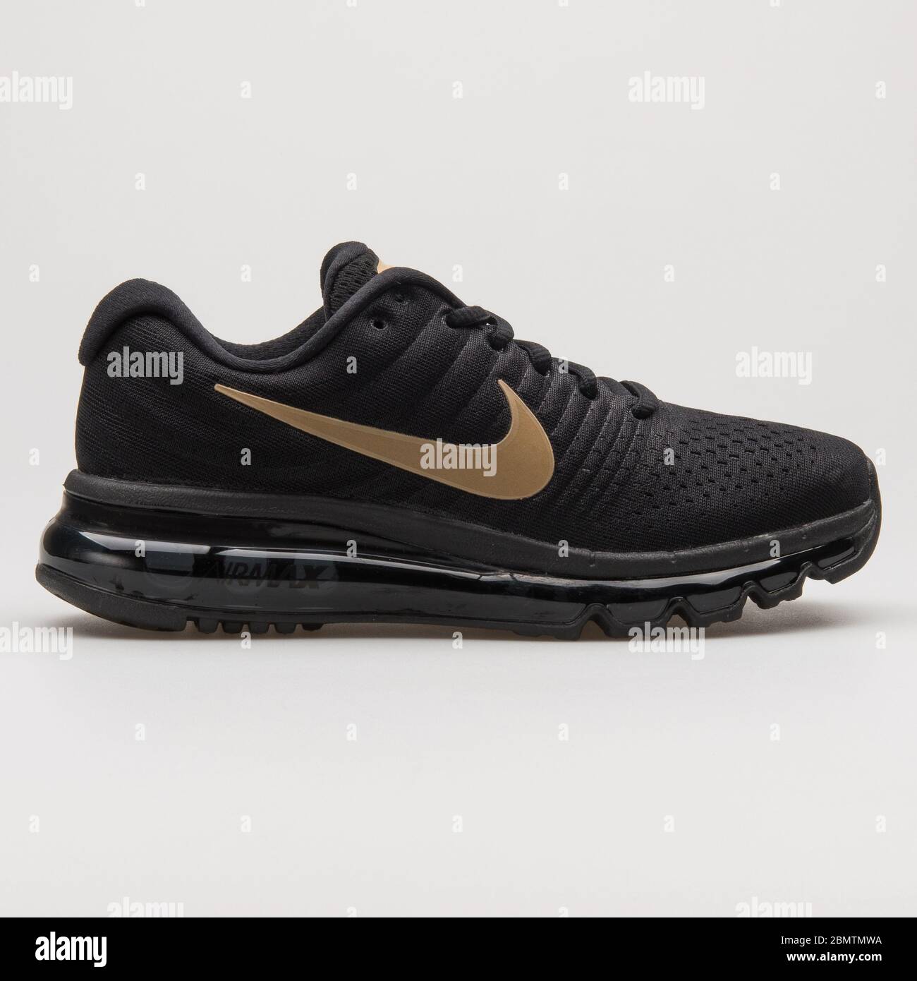 VIENA, AUSTRIA - 19 DE FEBRERO de 2018: Nike Air Max 2017 sneakers en  blanco y negro sobre fondo Fotografía de stock - Alamy