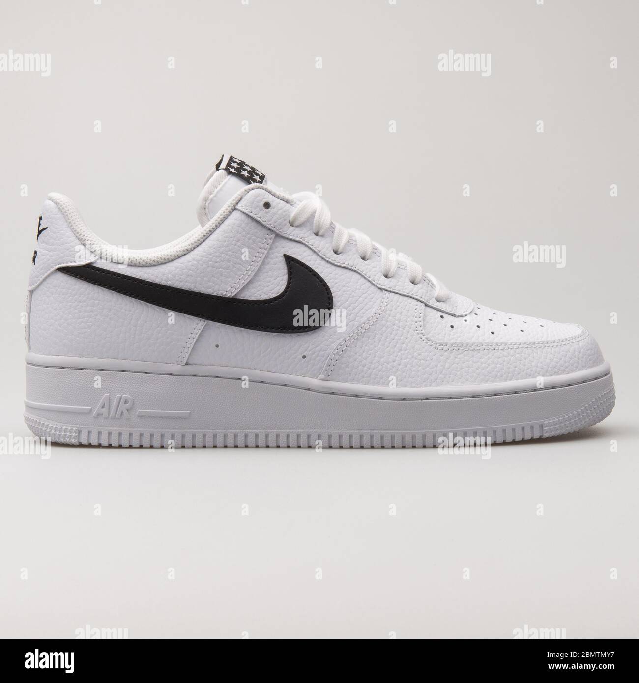 VIENA, - 19 DE FEBRERO de 2018: Nike Air Force 07 sneakers blancas y negras sobre fondo blanco Fotografía de stock - Alamy