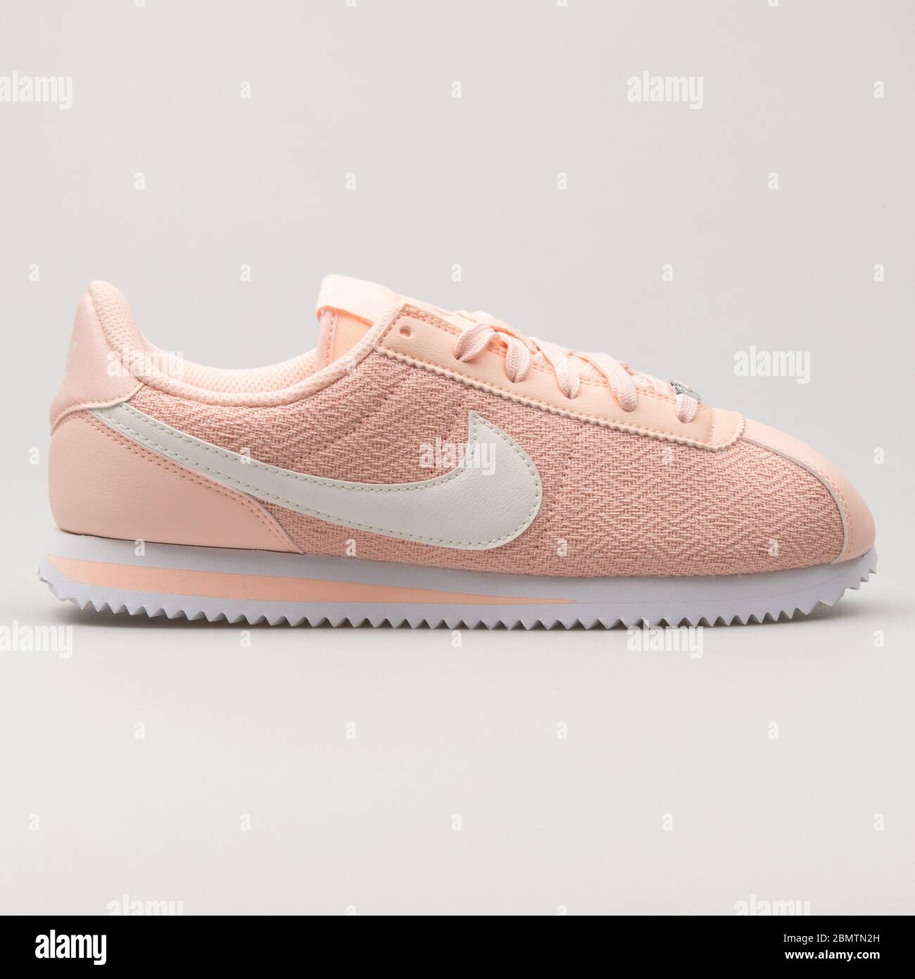 VIENA, AUSTRIA - 19 DE FEBRERO de 2018: Nike Cortez Basic Textile Suede  sneakers en color rosa y blanco sobre fondo blanco Fotografía de stock -  Alamy