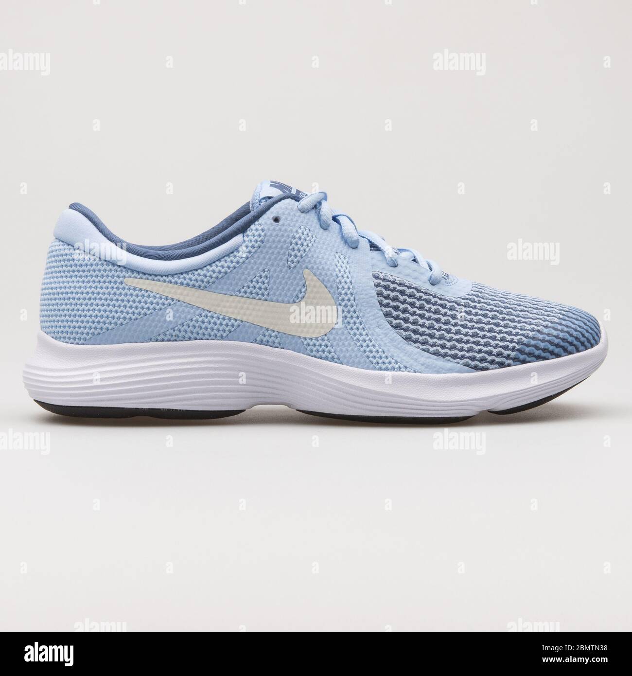 VIENA, AUSTRIA - 19 DE FEBRERO de 2018: Nike Revolution 4, sneakers en  color azul claro y blanco sobre fondo blanco Fotografía de stock - Alamy
