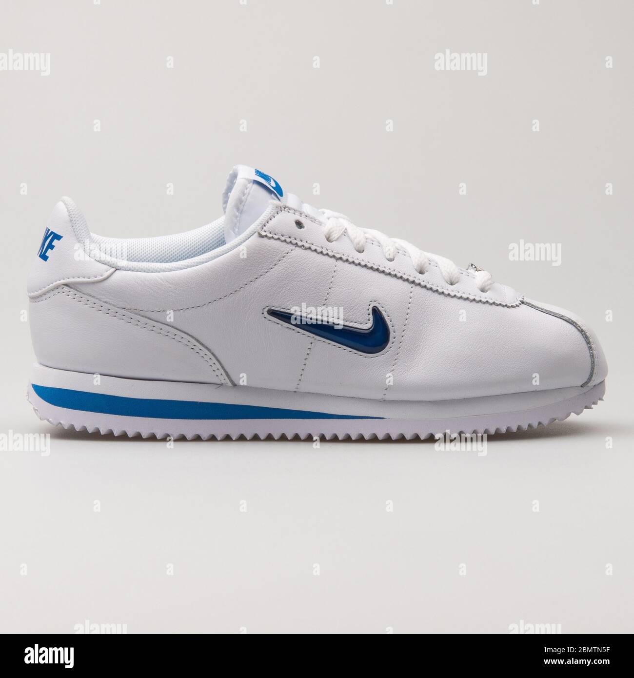 VIENA, AUSTRIA - 19 DE FEBRERO de 2018: Nike Cortez Basic Jewel 18 sneakers  en blanco y azul sobre fondo blanco Fotografía de stock - Alamy