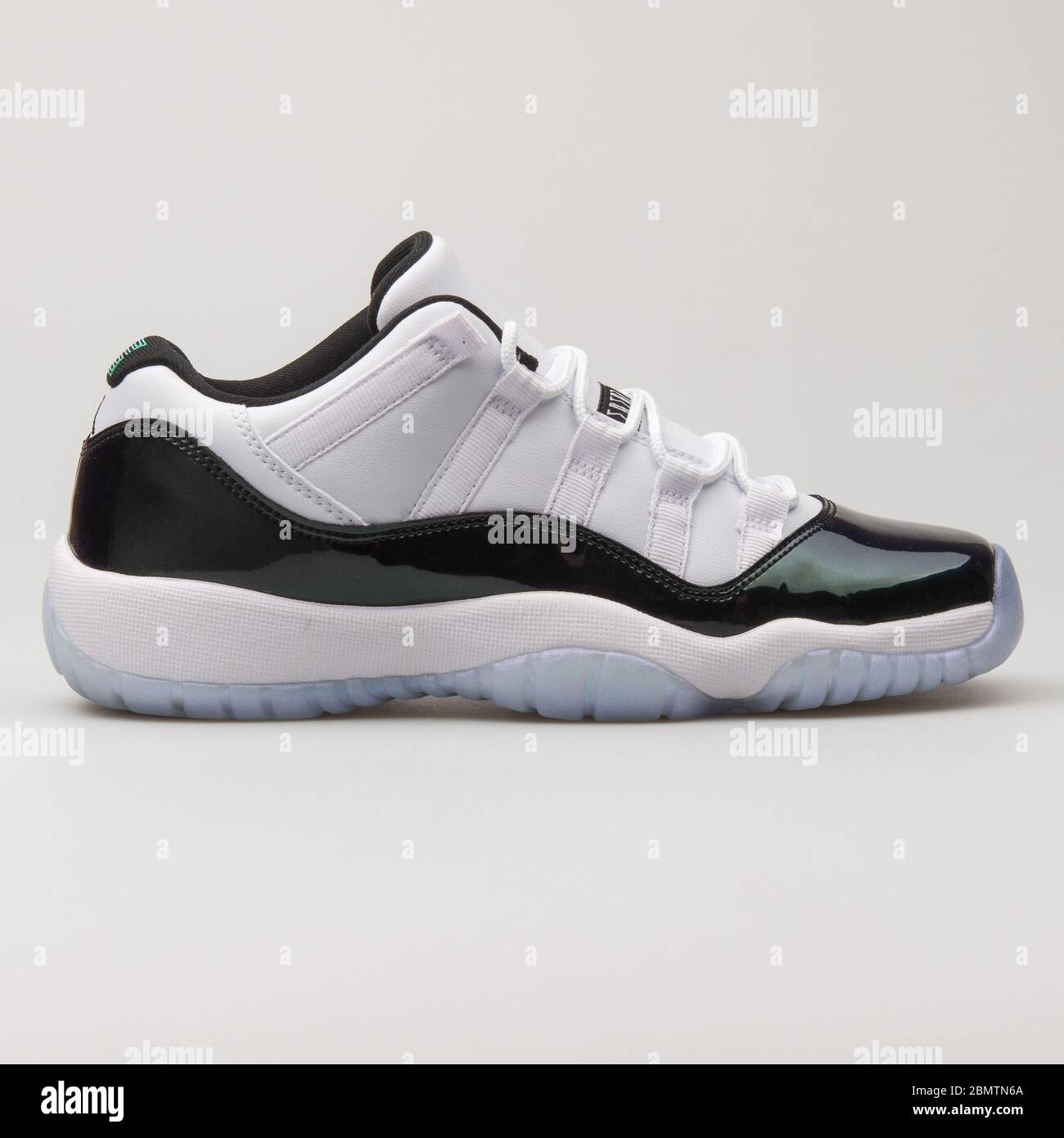 VIENA, AUSTRIA - 19 DE FEBRERO de 2018: Nike Air Jordan 11 Retro Zapatillas  blancas y negras de bajo nivel sobre fondo blanco Fotografía de stock -  Alamy