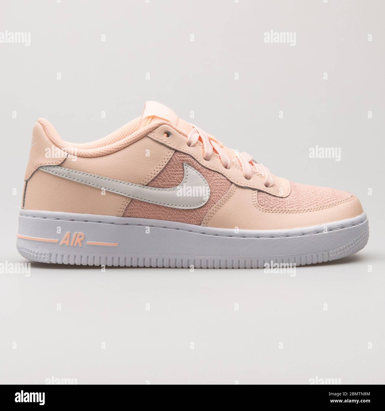 Nike Air Force One Fotos e Imágenes de stock - Alamy Nike Air Force One Fotos e Imágenes de stock - Alamy