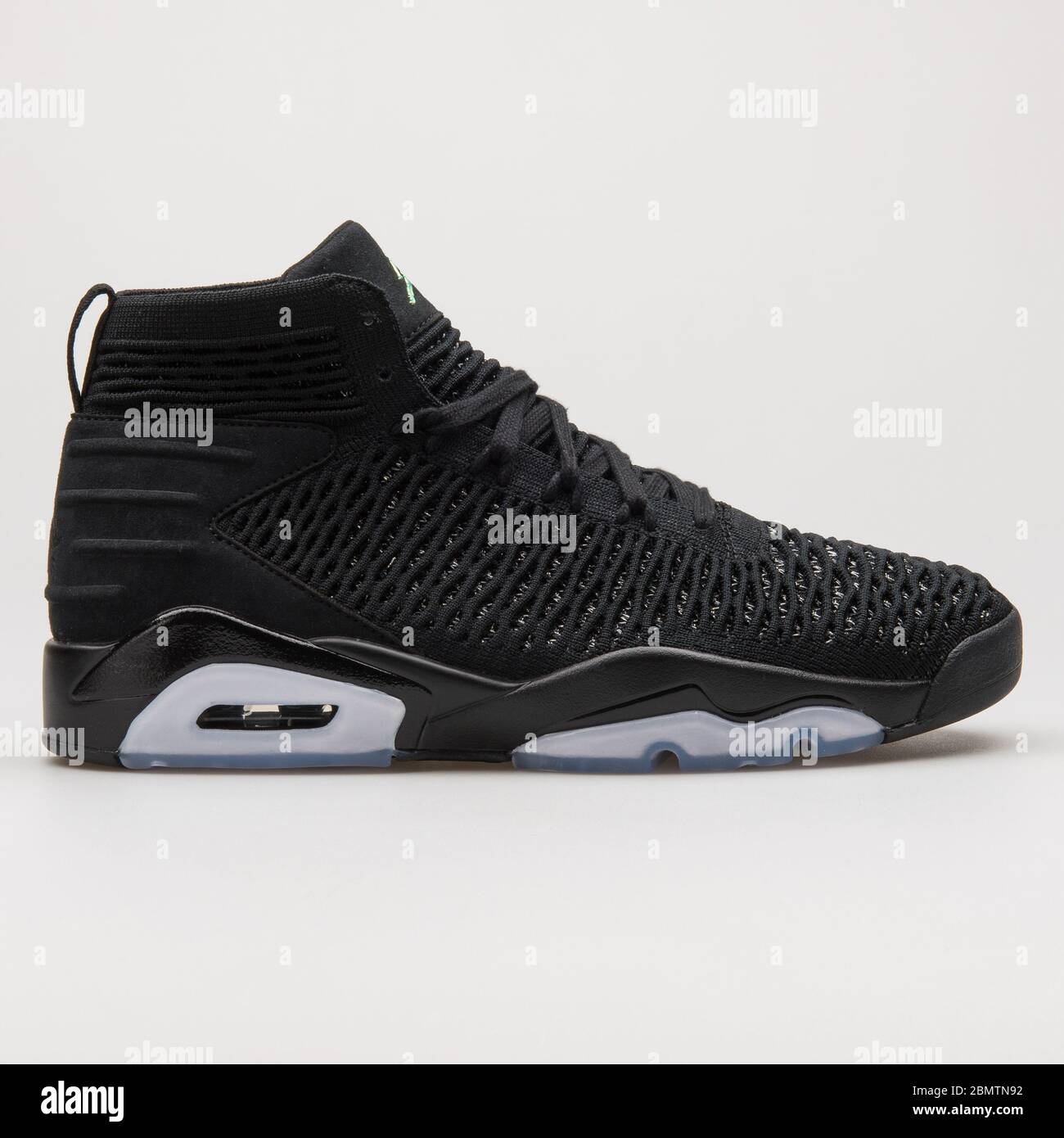 AUSTRIA - 19 DE FEBRERO de 2018: Nike Air Jordan Flyknit Elevation 23 sneakers color y plata sobre fondo blanco Fotografía de stock - Alamy