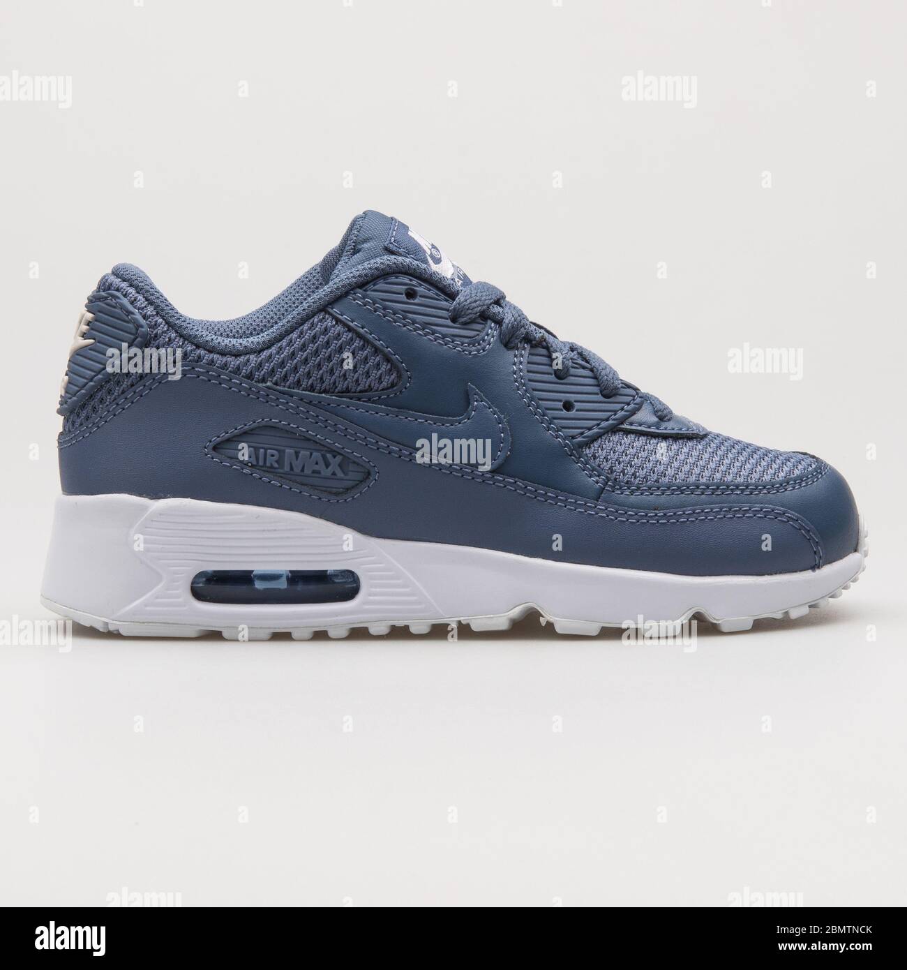 VIENA, AUSTRIA - 19 DE FEBRERO de 2018: Nike Air Max 90 Mesh Zapatillas blancas y azules fondo blanco Fotografía de stock Alamy