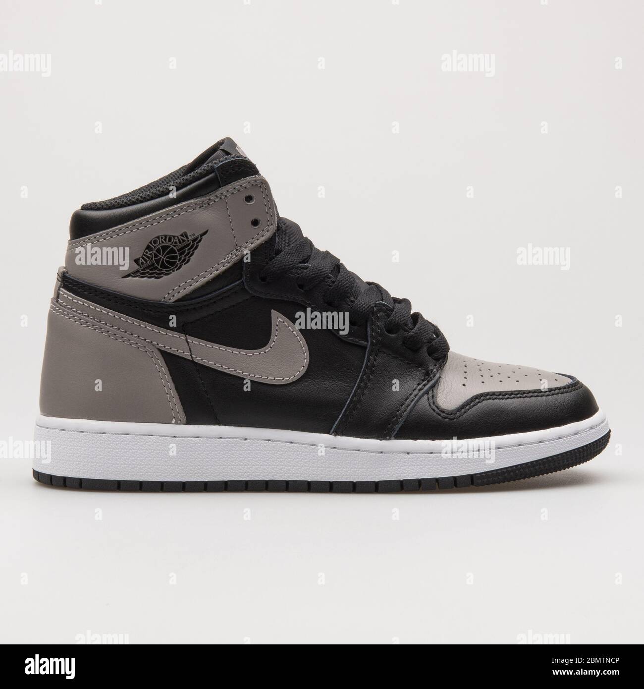 VIENA, AUSTRIA - 19 DE FEBRERO de 2018: Nike Air Jordan 1 Retro High OG  Zapatillas de color negro, gris y blanco sobre fondo blanco Fotografía de  stock - Alamy