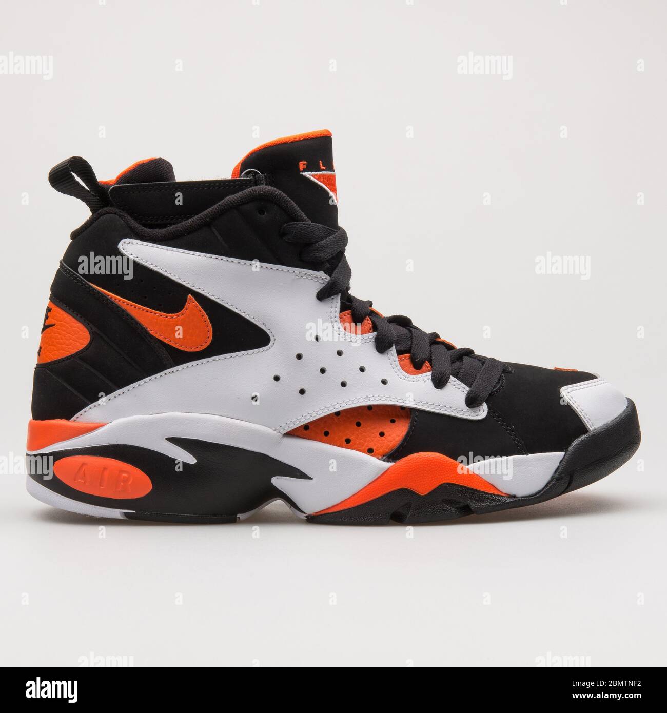 Naranja Negro Nike Fotos e Imágenes de stock - Alamy