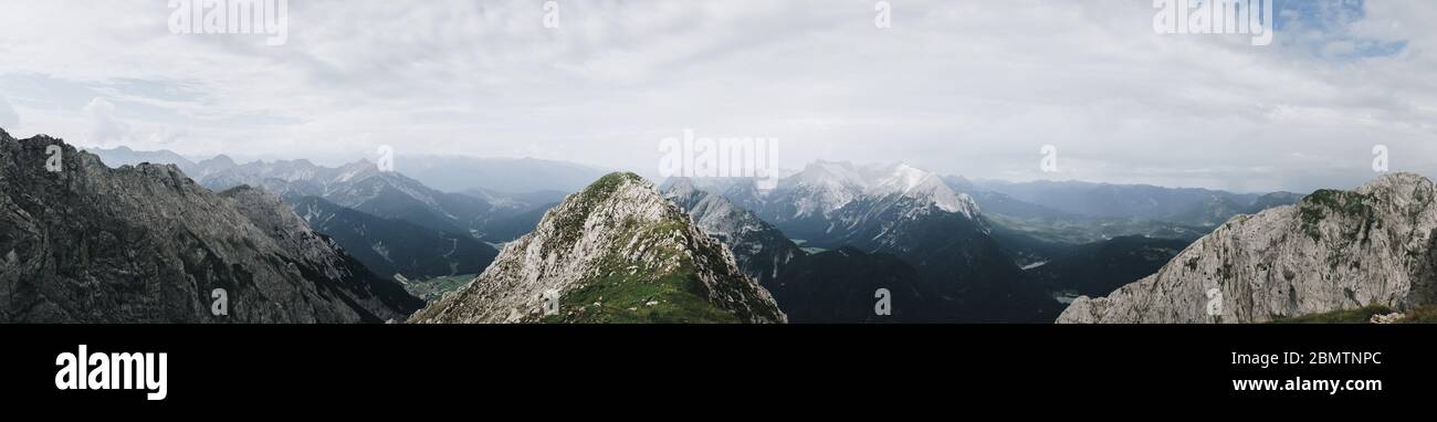 Panorama alpino europeo en un día de verano Foto de stock