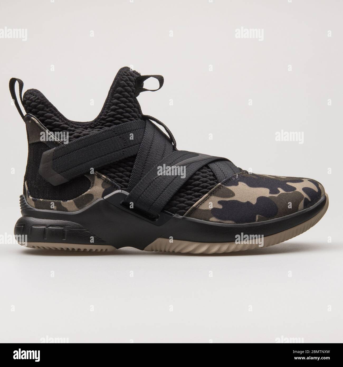 piloto transmitir tuyo VIENA, AUSTRIA - 19 DE FEBRERO de 2018: Nike Lebron Soldier 12 SFG negro y  camuflaje sneaker sobre fondo blanco Fotografía de stock - Alamy